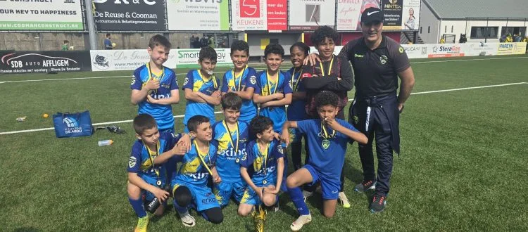 Spelers van Infinity FC Vilvoorde samen op het veld